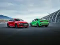 Dwa Audi RS3, czerwone i zielone, gotowe do sprintu 0-100 km/h.