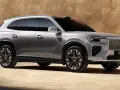 Srebrny elektryczny crossover Zeekr X 2026 z pionową atrapą chłodnicy i czarnymi felgami.