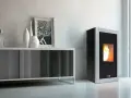 Stufa a pellet moderna con fiamme vive. Quanto dura un sacco di pellet? Dipende dall'uso, ma questa stufa è efficiente.