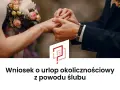 Wniosek o urlop okolicznościowy z powodu ślubu. Dłoń pana młodego zakłada obrączkę na palec panny młodej.