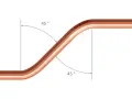 Illustration montrant comment cintrer un tube cuivre à 45 degrés. Le tube est courbé en deux sections distinctes.