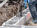 Beton wylewany do szalunku fundamentu. Dowiedz się, jak obliczyć beton na fundament, by uniknąć błędów.
