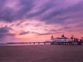 Zachód słońca nad morzem, białe molo i pusta plaża. To widok, który sprawia, że czujemy, że znaleźliśmy najpiękniejsze plaże w Polsce.