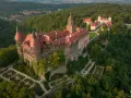 Zamek Książ z lotu ptaka, otoczony lasem. Warto zaplanować cały dzień, by w pełni docenić jego piękno.