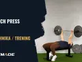 Technika bench press: mężczyzna ćwiczy na ławce, podnosząc sztangę. Poradnik jak sobie radzić z ciężarem.