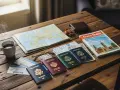 Passeports, billets d'avion, carte, guide et tasse de café sur une table en bois.
