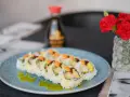 Talerz sushi z krewetkami i mango. Z 500g ryżu wyjdzie ok. 10-12 rolek sushi, zależnie od wielkości.