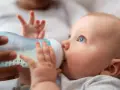Woda dla niemowlaka: Od kiedy, jaką i jak podawać bezpiecznie?