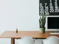 Escritorio moderno con ordenador, planta y calendario. Ideal para organizar tus aplicaciones de escritorio en la nube.