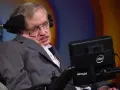 Stephen Hawking, mimo choroby, w fotelu z komputerem, który pomagał mu komunikować się ze światem.