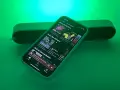 iPhone mit Spotify-App, das Disco-Musik abspielt, beleuchtet von Philips Hue Licht.
