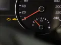 Armaturenbrett mit leuchtendem Motor-Zeichen und Schlüssel-Symbol. Der Kilometerstand zeigt 70045 km.
