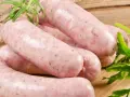 Świeża biała kiełbasa, idealna do parzenia, nawet gdy jest zamrożona. Zioła dodają aromatu.