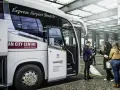 Autobus Express Airport Shuttle z napisem "AN CITY CENTRE Central Station" czeka na pasażerów. Podróż z Mediolan Malpensa do centrum jest prosta.