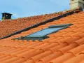 Dachówka ceramiczna i okno dachowe. Zastanawiasz się, jak wygłuszyć pokój? Może warto zacząć od dachu?