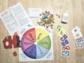 El **loco y rueda tarot** de Destins, con su rueda de mitologías y cartas, invita a la aventura.