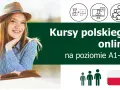 Uśmiechnięta dziewczyna w słomkowym kapeluszu i koszuli w paski, z książką i kawą. Obok napisy "Kursy polskiego online" i ikony symbolizujące naukę. Darmowy kurs języka polskiego dla obcokrajowców online.