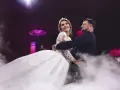 Para młoda tańczy przy dźwiękach energicznych piosenek do tańca polskich, otoczona mgłą.