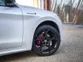 Dettaglio di un'auto bianca con cerchi Stelvio 21 originali e pinze freno rosse.