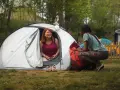 Dwie kobiety rozmawiają przy namiocie, planując, gdzie pod namiot z dziećmi w Polsce.