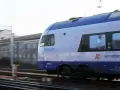 Pociąg PKP Intercity Stadler ED160-007 mija budynek. Może to być widok podczas przebukowania biletu na podróż.
