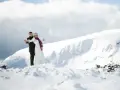 Para młoda w zimowej scenerii. Ich wesele w grudniu odbyło się wśród ośnieżonych gór, a oni pozują jak na dziobie statku.