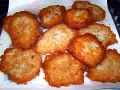 Tortel di patate dorati e croccanti, pronti per essere gustati.