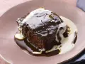 Pyszny Sticky Toffee Pudding przepis. Wilgotne ciasto oblane gorącym sosem toffi i śmietanką.