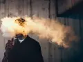Hombre exhala una gran nube de vapor. Parece que vapear da gases.