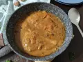 Pyszne bitki z indyka w sosie własnym, gotowe do podania. Aromatyczny sos otula delikatne mięso.