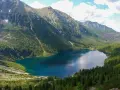Malownicze Morskie Oko otoczone górami i lasem. Ile km do szczytów? Trudno powiedzieć, ale widok zapiera dech.