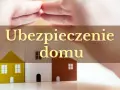 Dwie dłonie chroniące trzy domki, symbolizujące ubezpieczenie domu. Dowiedz się, ile kosztuje ubezpieczenie domu.
