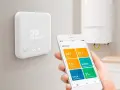 Termostato inteligente Tado y app móvil mostrando diferentes tipos de termostatos y control de temperatura en el hogar.