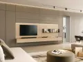 Ecco come arredare una parete attrezzata moderna: un mobile sospeso in legno chiaro con TV, mensole minimaliste e illuminazione integrata.