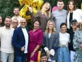 Ekipa TVP2 Pytanie na śniadanie dzisiejszy odcinek świętuje 28 lat! Radosna grupa prezenterów i gości pozuje do wspólnego zdjęcia na tle złotych balonów.