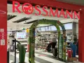 W Rossmannie można wydrukować zdjęcia. W sklepie są promocje i kosmetyki.