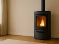 Stufa a pellet moderna con fiamme vive, un vero bonus per un ambiente caldo e accogliente.