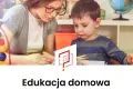 Kobieta z okularami pomaga chłopcu w nauczaniu domowym podstawówka. Razem wykonują zadanie z klamerkami.