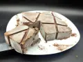 Un delizioso semifreddo al cioccolato, tagliato a cubetti e spolverato con cacao, pronto per essere gustato.