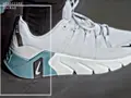 Scarpa da ginnastica bianca e azzurra con suola spessa. Per capire se ho la pianta del piede larga, osserva la larghezza della scarpa.