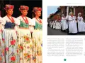 Kobiety w tradycyjnych strojach ludowych, z barwnymi kwiatami na spódnicach i ozdobnymi czepcami, prezentują twórczość ludową inaczej.