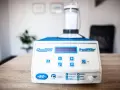 Urządzenie QuinTron BreathTracker do analizy oddechu na stole.