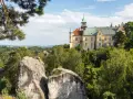 Zamek Hrubá Skála, jedna z pięknych czeskie atrakcje, wznosi się nad skalistym krajobrazem i lasami.