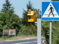 Żółty fotoradar i znak przejścia dla pieszych. Uważaj na przekroczenie prędkości o 30 w terenie zabudowanym, bo możesz dostać mandat.