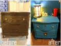 Antes y después de pintar mesita de noche con chalk paint azul. Un dragón blanco decora la superficie.