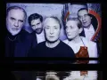 Kazimierz, reżyser i aktor teatralny, w otoczeniu aktorów na scenie.