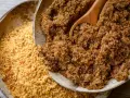 Deux bols en bois remplis de sucre : l'un de rapadura, l'autre de sucre de coco.