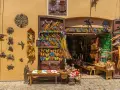 Kolorowe ozdoby, łuki i strzały – idealne pamiątki, by wiedzieć, co przywieźć z Malty.