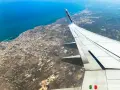 Widok z samolotu Ryanair na wybrzeże i miasto, zbliżamy się do lotniska w Bari.