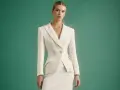 Elegante traje blanco, ideal para saber como ir vestida a un bautizo de dia.